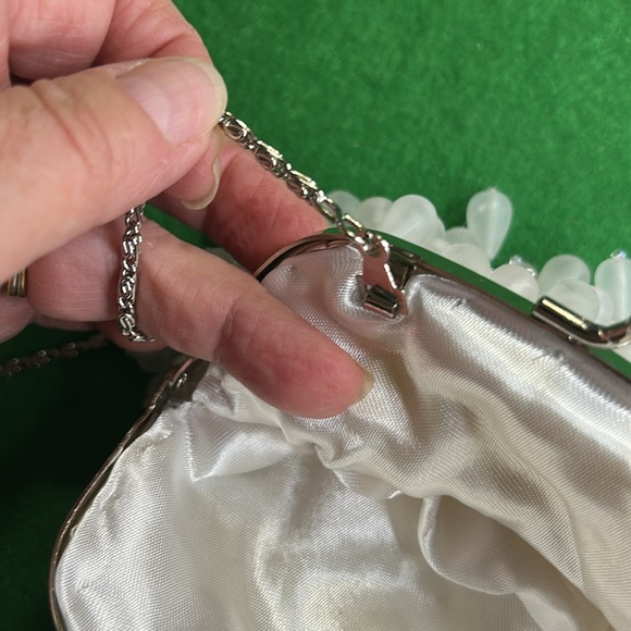 CEM RARE WHITE BEADED KISS-LOCK CLOSURE CROSSBODY CLUTCH - Picture 9 of 16